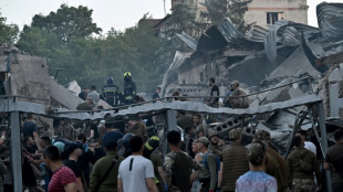 Poeira, morte e escombros ap&oacute;s m&iacute;ssil atingir restaurante na Ucr&acirc;nia