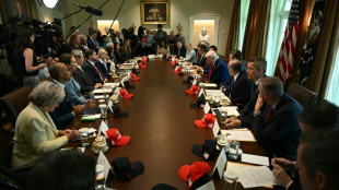 "Un travail formidable": l'&eacute;conomie recule, Trump et son &eacute;quipe esquivent