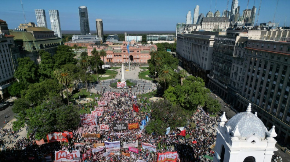 Grupos de esquerda realizam primeira manifesta&ccedil;&atilde;o contra Milei na Argentina
