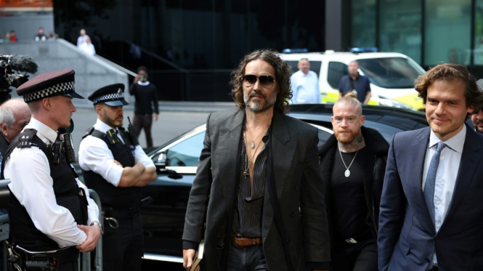 Russell Brand plaide non coupable de viol et agression sexuelle