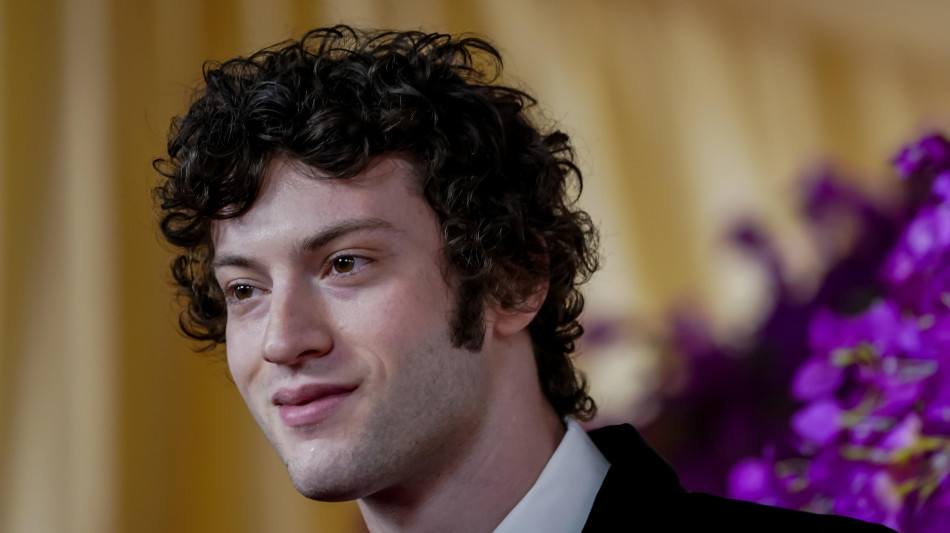 Dominic Sessa e Antonio Banderas in Tony, biopic su Bourdain