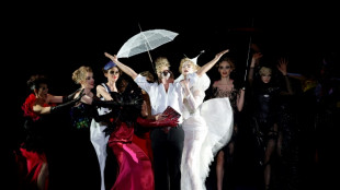 Julien Fourni&eacute;, alta costura francesa independiente y con ganas de fiesta