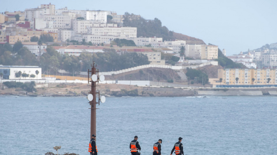 Oltre 50 minori a nuoto da Marocco all'enclave spagnola di Ceuta