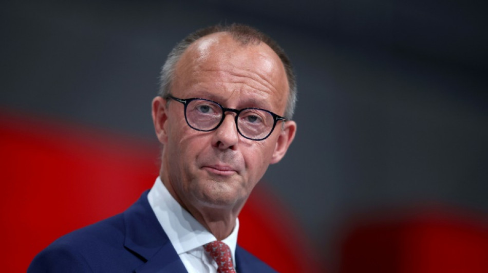 Klimaaktivisten kleben sich in Mainz bei Rede von Merz vor B&uuml;hne fest