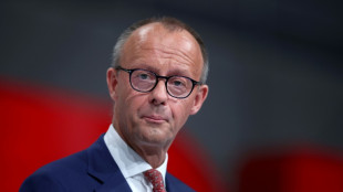 Klimaaktivisten kleben sich in Mainz bei Rede von Merz vor B&uuml;hne fest