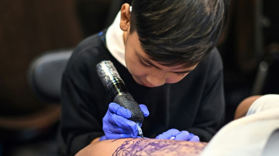 Un tatuador de nueve a&ntilde;os asombra en Tailandia