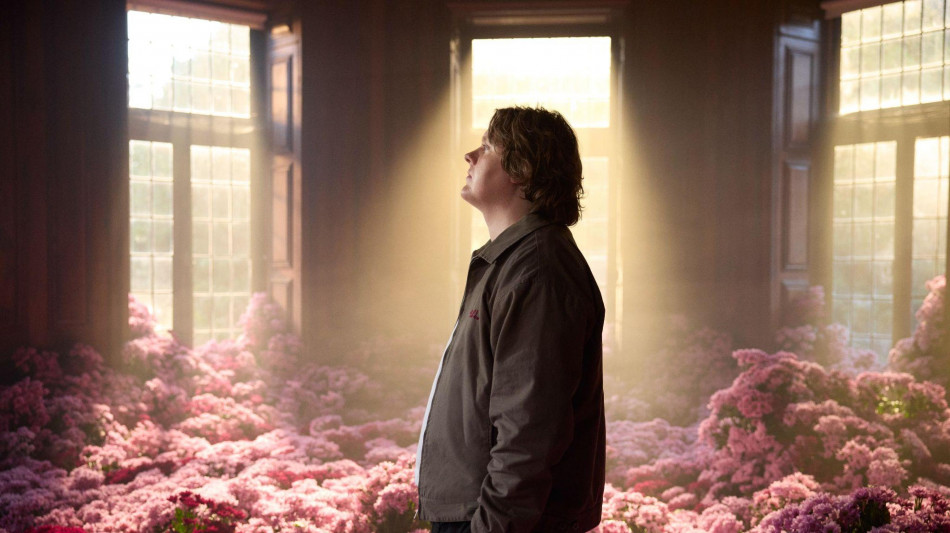 Lewis Capaldi racconta le sue difficolt&agrave; nel singolo Almost