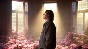 Lewis Capaldi racconta le sue difficolt&agrave; nel singolo Almost