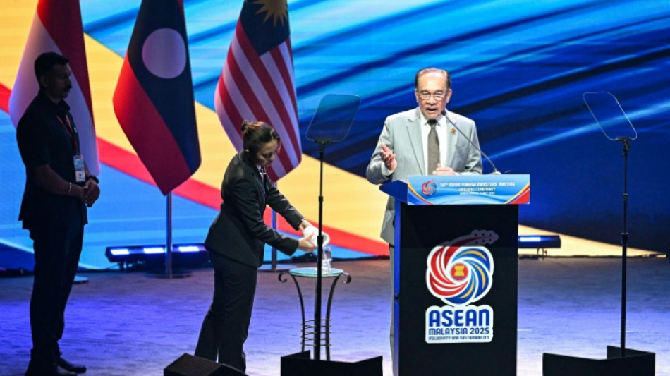 El l&iacute;der de Malasia fustiga los aranceles al abrir una cita regional