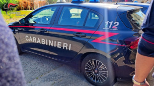 Spari contro palazzo a Roma, ferita 19enne su balcone