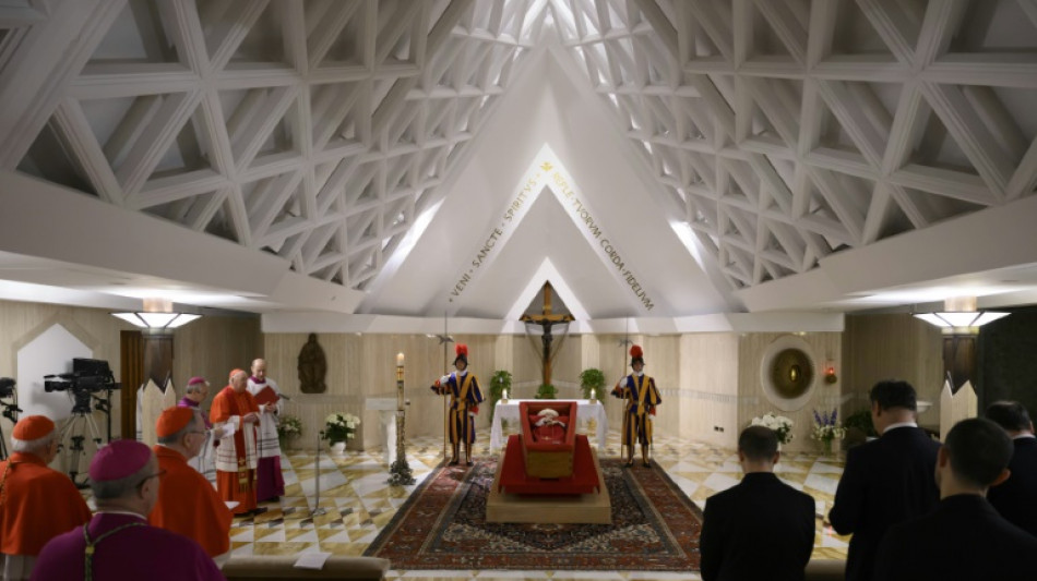 Au Vatican, l'hommage intime de la "famille" du pape face à sa dépouille