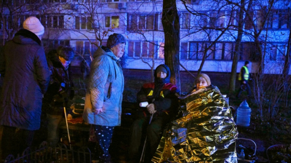 Ucrânia e Rússia prosseguem com ataques; negociadores se esforçam para concluir acordo