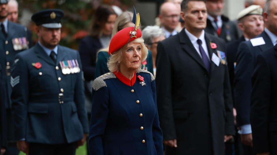 La regina Camilla commemora caduti in vista del Remembrance Day
