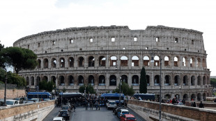 Tensioni e lanci di oggetti contro forze polizia al Colosseo