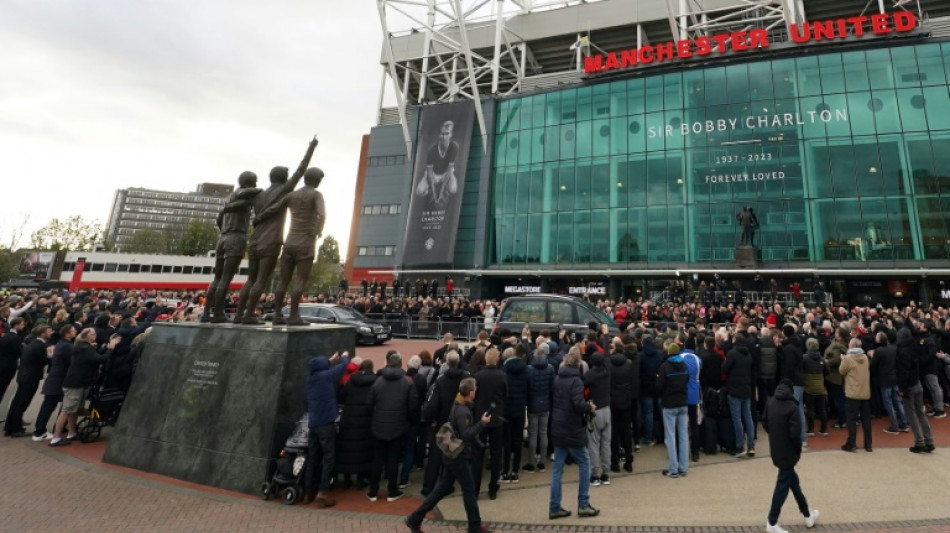 Miles de personas despiden a Bobby Charlton en las calles de M&aacute;nchester
