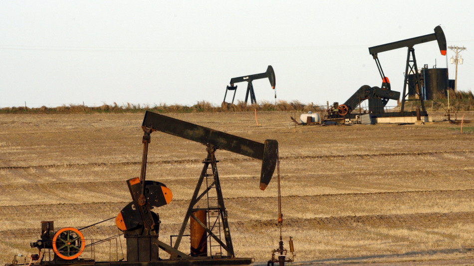 Il prezzo del petrolio in calo, Wti a 61,89 dollari