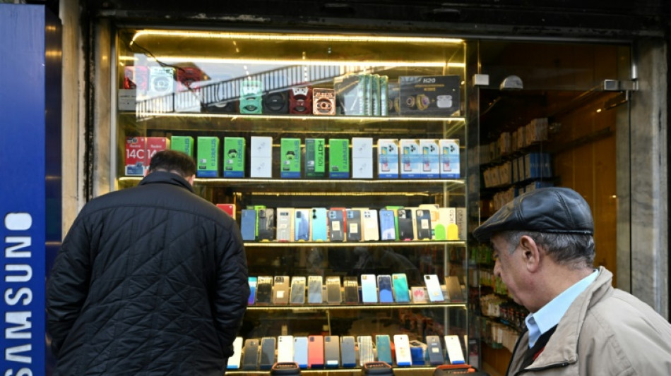 A Damas, les vendeurs de t&eacute;l&eacute;phones soulag&eacute;s apr&egrave;s des ann&eacute;es de "terreur" sous Assad