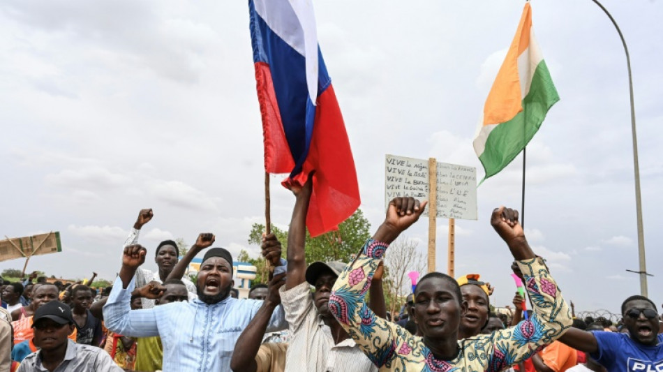 Thousands of coup supporters rally near French base in Niger