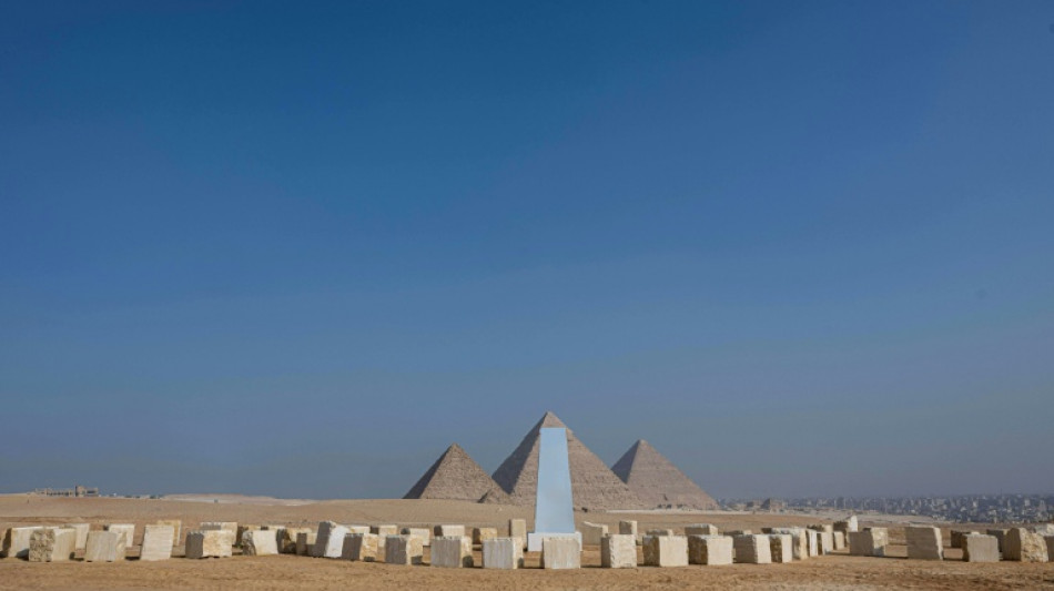 Obra monumental de Michelangelo Pistoletto é exibida aos pés das pirâmides do Egito