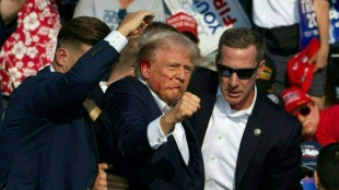"Una bala me perfor&oacute; la oreja", dice Trump, v&iacute;ctima de tiroteo en un mitin