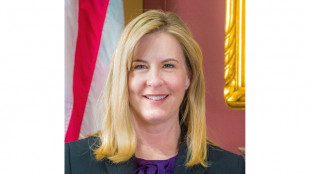 Homem disfar&ccedil;ado de policial mata a tiros congressista democrata nos EUA