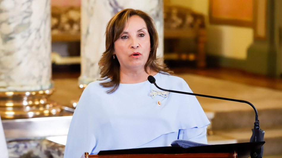 Per&ugrave;: Boluarte, 'mi sono operata ma non per motivi estetici'