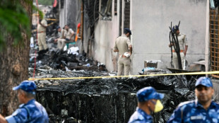 Nach Flugzeugabsturz in Indien durchk&auml;mmen Einsatzkr&auml;fte weiter die Tr&uuml;mmer