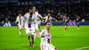 Lyon vira sobre Strasbourg e fica a 2 pontos da lideran&ccedil;a do Franc&ecirc;s