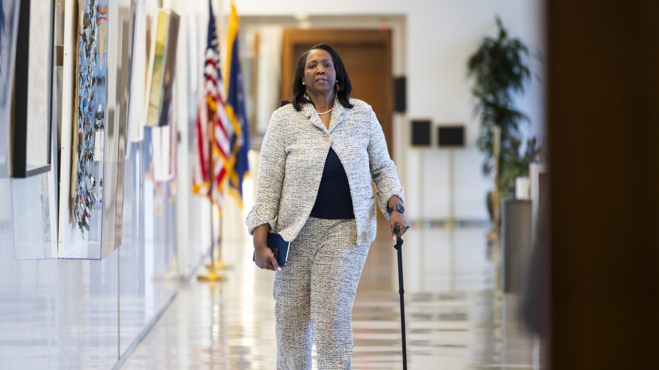 Governatrice Fed Cook presenta la causa contro Trump