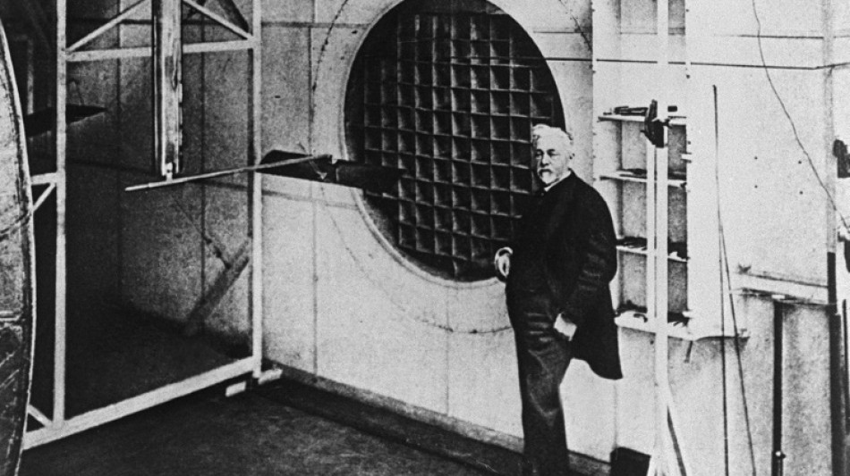 La Torre Eiffel conmemora los 100 a&ntilde;os de la desaparici&oacute;n de su creador