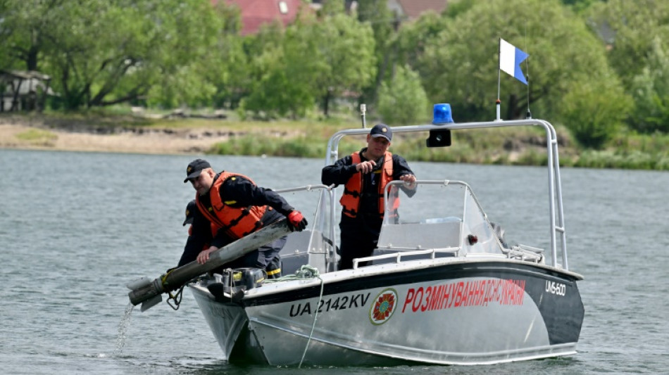 Pr&egrave;s de Kiev, les d&eacute;mineurs s'affairent aussi dans les eaux de baignade