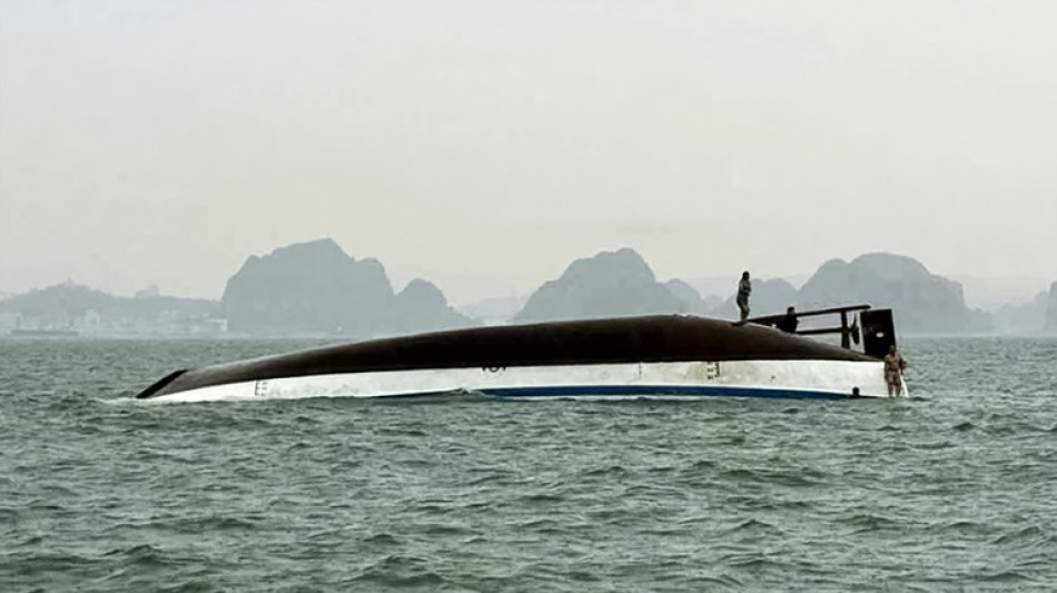 Mueren 34 al volcar un barco tur&iacute;stico en Vietnam
