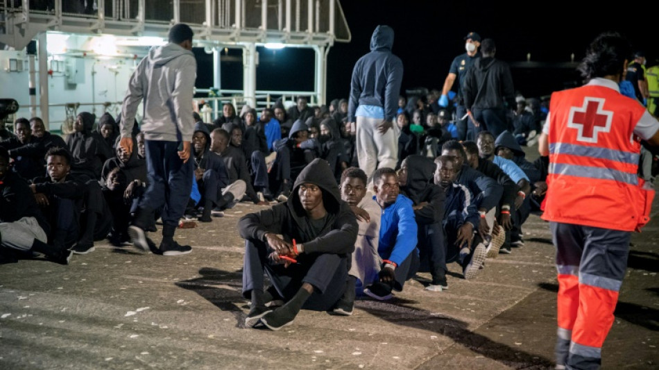 Mais de 900 migrantes chegam &agrave;s Can&aacute;rias em 24h em dez embarca&ccedil;&otilde;es