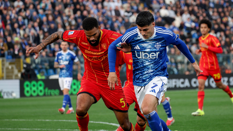 Como batte il Lecce in rimonta, e scavalca la Juve