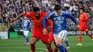 Como batte il Lecce in rimonta, e scavalca la Juve