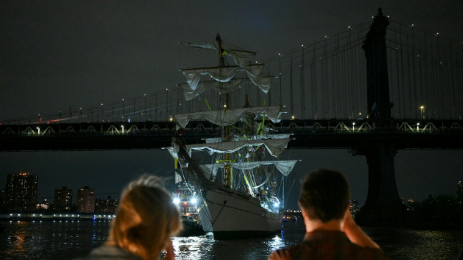 Dos muertos por choque de buque escuela mexicano contra puente de Brooklyn de Nueva York