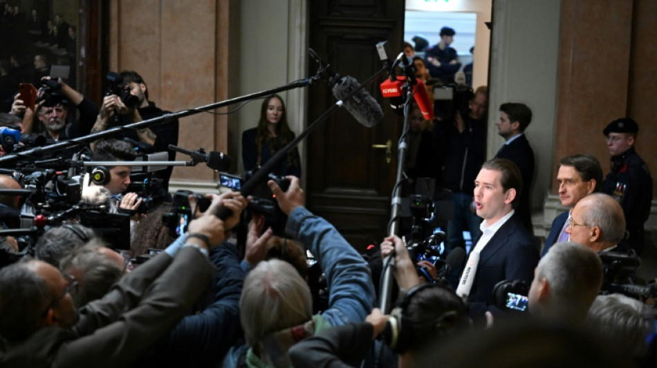 Ex-chefe de governo austr&iacute;aco Kurz se apresenta como v&iacute;tima durante seu julgamento