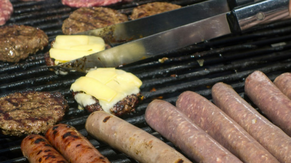 Kettenreaktion nach Grillunfall mit Benzin l&ouml;st Druckwelle in Kanalschacht aus