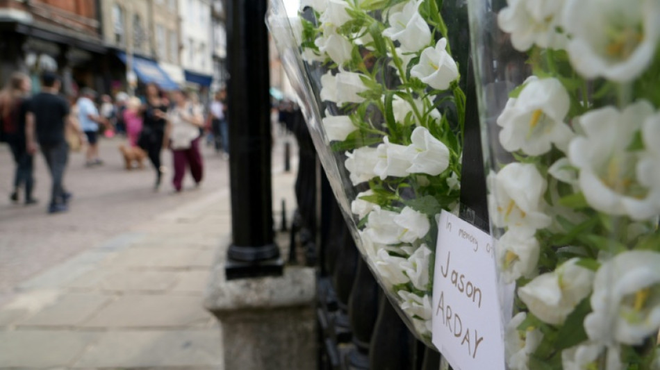 Milhares de pessoas prestam homenagem em Londres a acad&ecirc;mico de Cambridge falecido