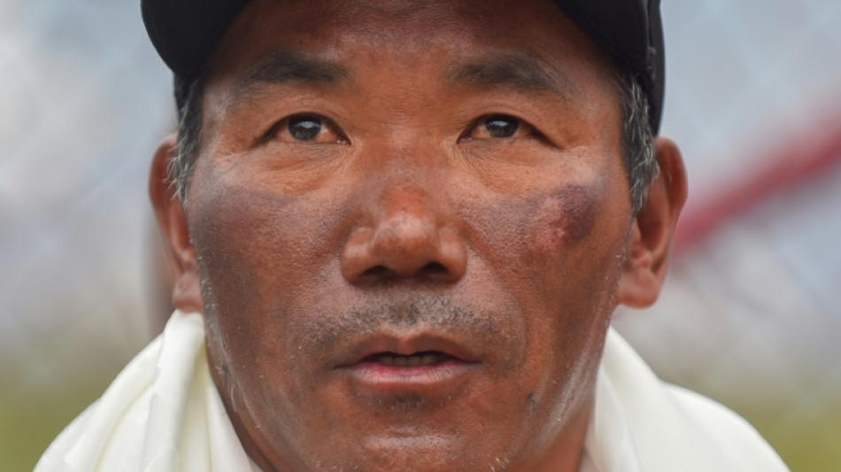 Le N&eacute;palais Kami Rita Sherpa atteint le sommet de l'Everest pour la 31e fois, battant son propre record