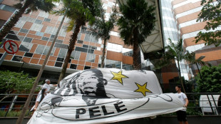 Pel&eacute;s T&ouml;chter gehen von R&uuml;ckkehr ihres Vaters aus dem Krankenhaus aus