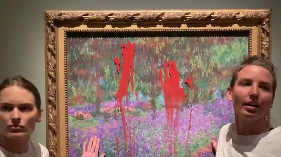 Klimaaktivisten kleben sich an Schutzglas eines Monet-Gem&auml;ldes in Stockholm