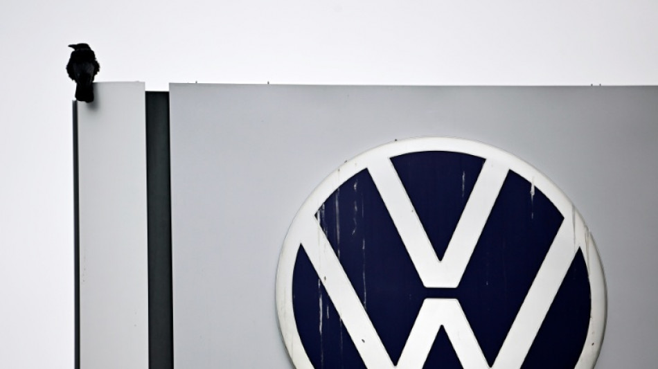Las ganancias de Volkswagen se desploman y sopesa despidos masivos