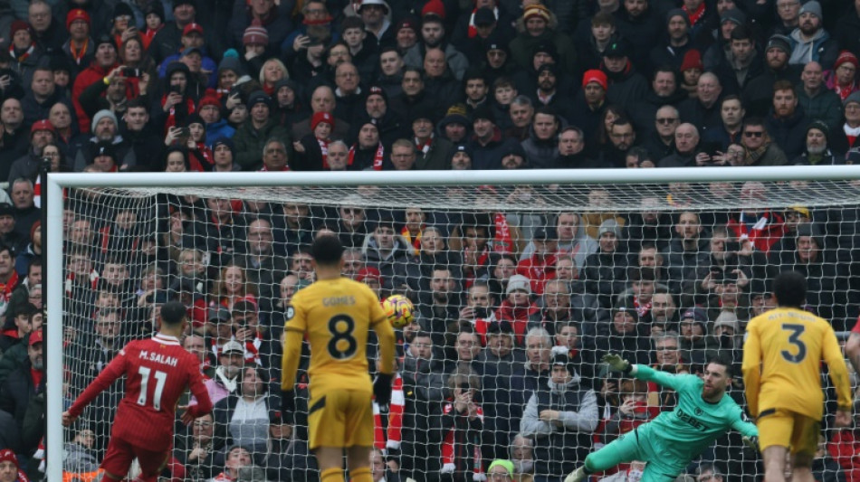 Liverpool vence Wolverhampton e mant&eacute;m vantagem na lideran&ccedil;a; Tottenham afunda United