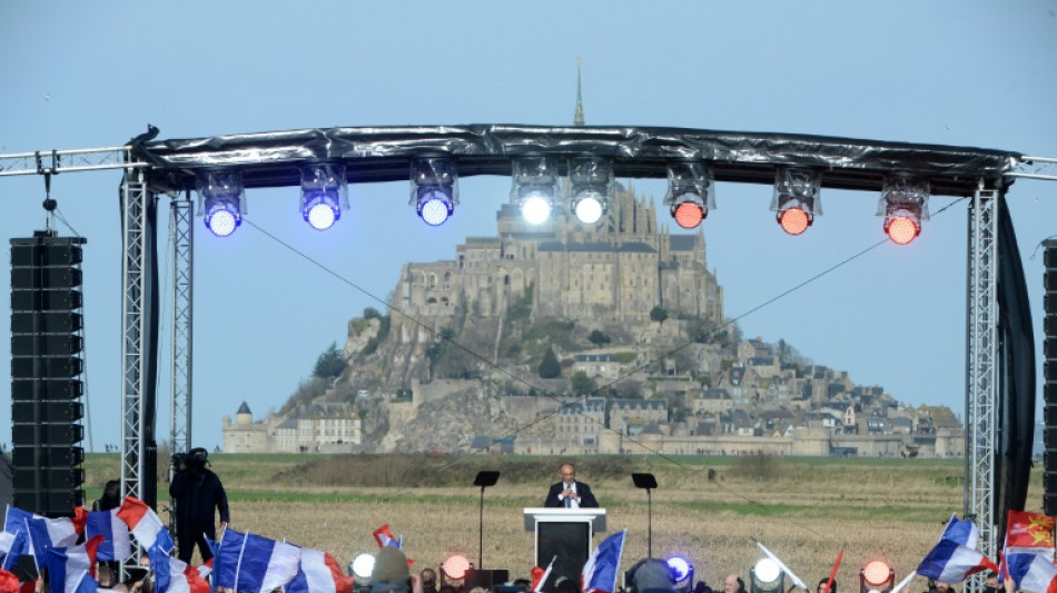Au pied du mont Saint-Michel, Zemmour pr&eacute;sente sa nouvelle recrue et exalte la "puissance" de la France