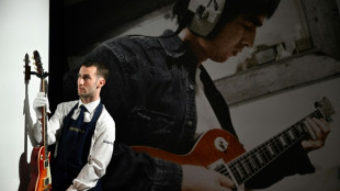 Guitarra de Noel Gallagher, do Oasis, &eacute; leiloada por mais de US$ 170 mil