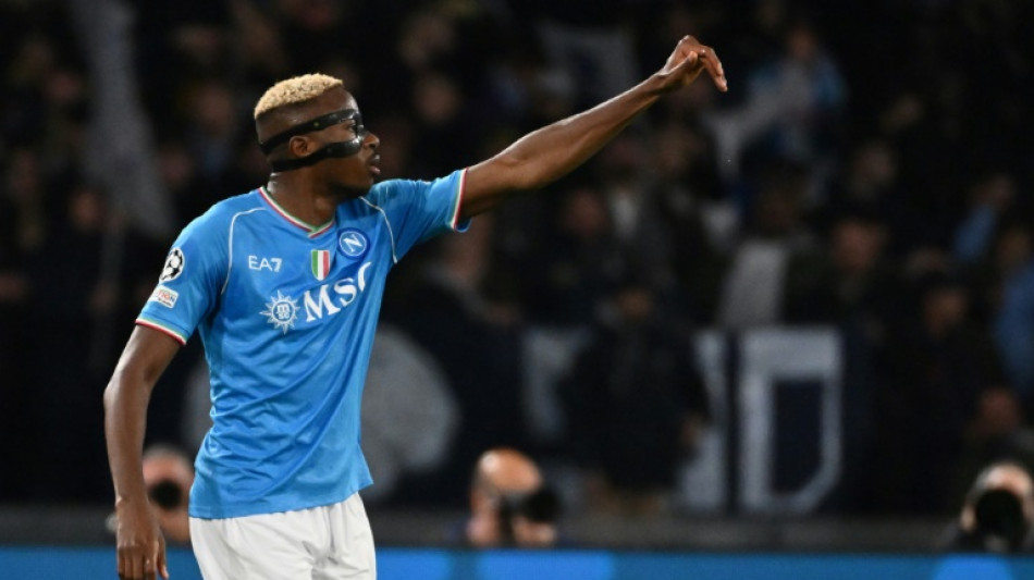 Napoli vence Braga (2-0) e vai &agrave;s oitavas da Champions