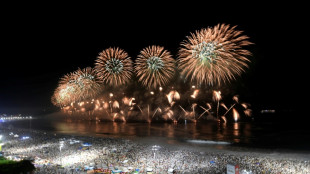 Multid&atilde;o em Copacabana se despede de 2025, ano marcado por tr&eacute;gua em Gaza e volta de Trump