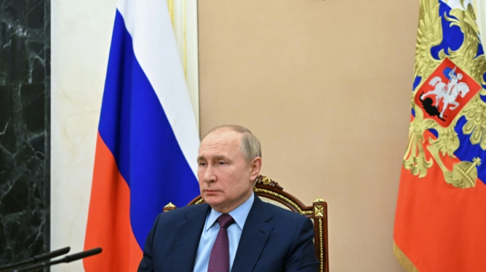 En plena crisis ucraniana, Putin solo en su mesa y en su burbuja