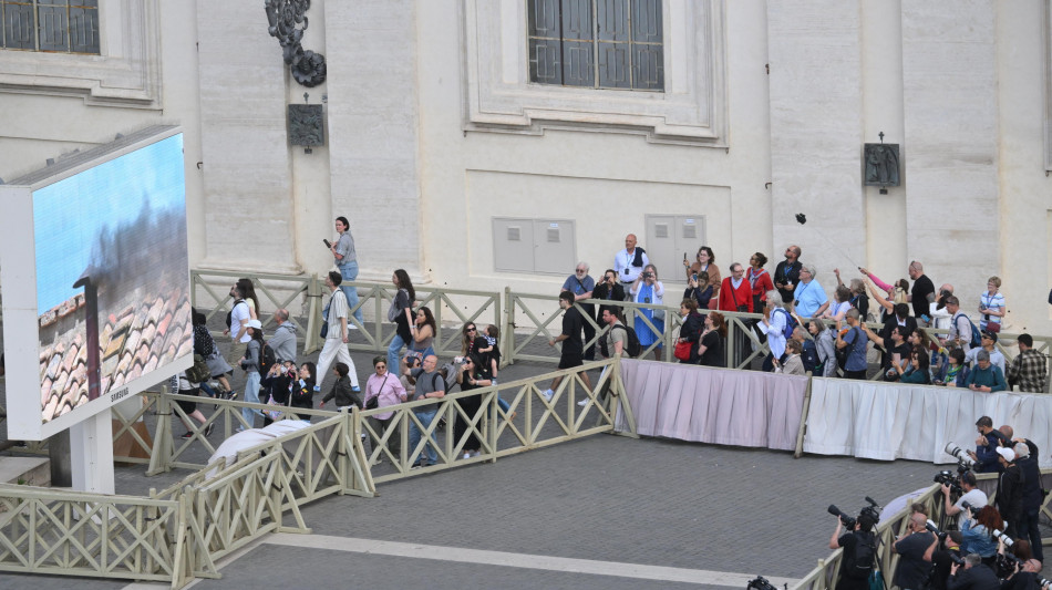 In 15mila persone a San Pietro per fumata